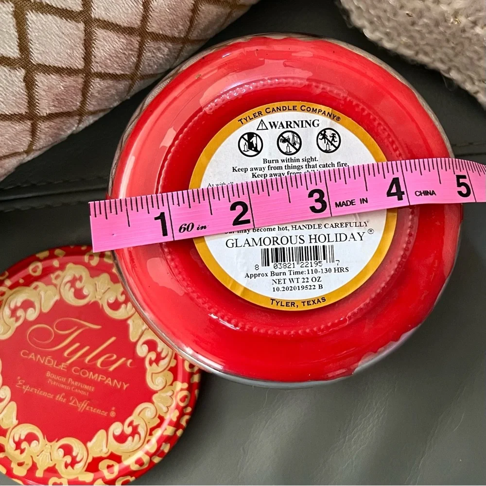 TYLER CANDLE COMPANY Glamorous Christmas 22 oz. BOUGIE PARFUMEE Perfumed Candle - Picture 10 of 11